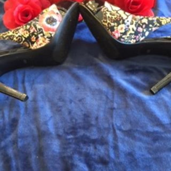NIB! GUESS BLACK MULTI FABRIC FLORAL HEEL SIZE 6.5 - Picture 7 of 7